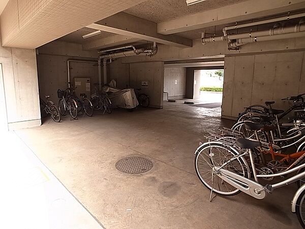 画像20:広いスペースの駐輪所はバイクもOK