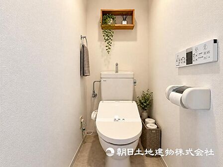 【トイレ】清潔感のあるホワイトのベースカラー!ご入居時から気持ちよくお使いいただけます。※家具等はイメージです