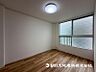 室内：【洋室】柔らかい陽光が差し込む明るいお部屋を演出する設計！！彩光の取れる窓が気持ちの良いお部屋です！ 