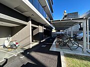 屋根付きの駐輪場とバイク置場！電灯もあり夜間も安心です♪