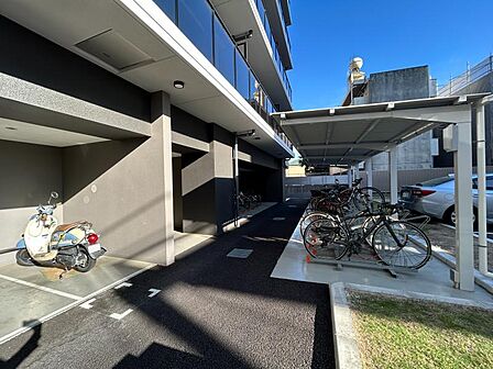 屋根付きの駐輪場とバイク置場!電灯もあり夜間も安心です♪