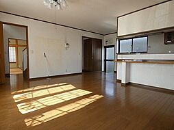 上殿岡貸家 4LDKのリビング/ダイニング