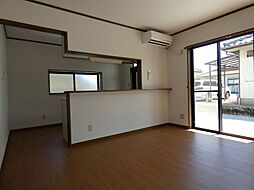 北原貸家3 4SLDKのリビング/ダイニング