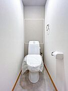 【リフォーム済/トイレ】トイレは新品に交換しました。クロス張替、クッションフロア重ね張り、照明交換を行いました。