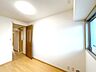 室内：【リフォーム済/4.5帖洋室】フロアタイル重ね張り、建具交換、クロス張替、照明交換、火災報知器設置、いたしました。北東側から爽やかな日差しが入ります。