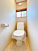【リフォーム済/1階トイレ】便器交換、クロス張替、クッションフロア張替、照明交換を行いました。