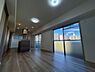 リビング/ダイニング：ゆったりとくつろげる、明るく開放的なリビング空間です。