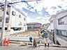 外観：一戸建てを中心とした街並が続き、静かで落ち着いた住環境です。心地よいライフスタイルが実現できる予感。少しでも豊かに、快適に。そんな想いから生まれた本邸宅は、これから先のお住まいをきっと支えてくれます。