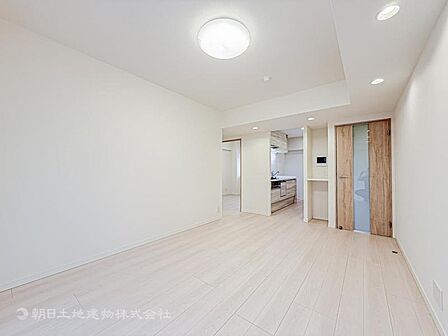 家族の会話や笑顔が行き交うリビングで、子供を走り回らせたい。ダイニングテーブルでゆったり食事を堪能。光と風が溢れる開放的なリビングダイニングには、くつろぎの空間を生み自然と家族みんなが集まってきます