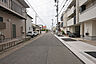 外観：物件の南側前面道路（東側から）［2025年5月21日撮影］