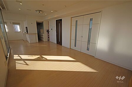 LDK18.5帖角部屋につき2面採光です。日当たり通風良好!横長の広々としたリビングで家具配置もしやすいです。