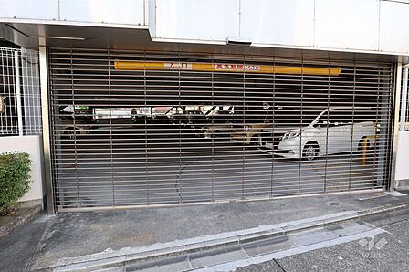 駐車場の出入り口(ゲート付き)大切な愛車を守れます。