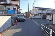 物件の西側前面道路（北側から）［2025年12月12日撮影］