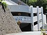 その他：駐車場出入り口。駐車場は全棟共通です。