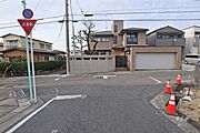 物件の南西側前面道路（南東側から）［2026年1月20日撮影］