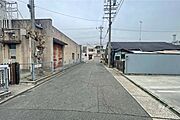 物件の北西側前面道路（南西側から）［2026年3月13日撮影］