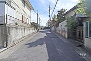 物件の西側前面道路（北側から）［2026年4月13日撮影］
