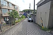 物件の北側前面道路（西側から）［2025年10月13日撮影］