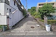 物件の北側前面道路（東側から）［2025年10月13日撮影］