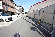 物件の南側前面道路（西側から）［2025年3月10日撮影］