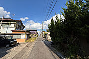 物件の南西側前面道路（南東側から）［2024年11月4日撮影］