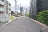 外観：物件の南西側前面道路（西側から）［2026年6月10日撮影］