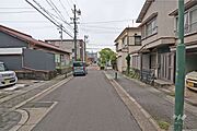 物件の西側前面道路（北側から）［2026年5月14日撮影］