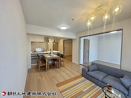 リビング横の寝室の扉を開ければ、開放的なリビングとしてご利用いただけます。
