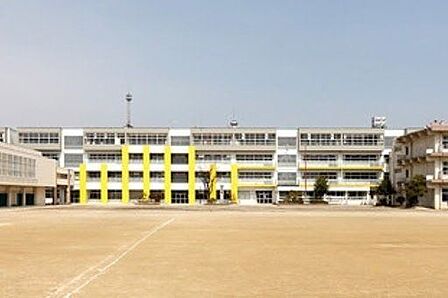 大治中学校■修学旅行や野外学習など様々な行事を行っており、職場体験学習など、学活や総合の時間を使って「働くこと」についてより深く学習していく機会を設けています。 80m