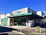 周辺：Seria 春田店■「日常を彩る」をコンセプトに、店内照明、内装、手作りコーナーの設置など、提案型の店作りを目指した新タイプの店舗です。 460m
