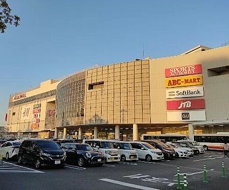 イオン熱田店■便利なテナントが充実。地域の方々の日々の買物に利便性良好なイオンです。 590m