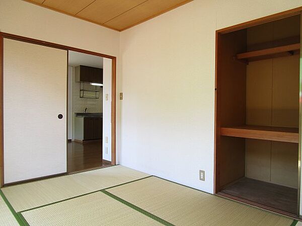 画像18:畳の上でゆっくりとくつろげる和室です