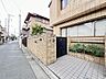 外観：現地（2024年3月撮影）庭園・茶室のある2階建・鉄筋コンクリート造です。