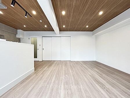 木のぬくもりが感じられるナチュラルな雰囲気に仕上がった室内。ふんだんに陽射しが注ぐ明るいリビングには家族が自然と集い笑顔に。