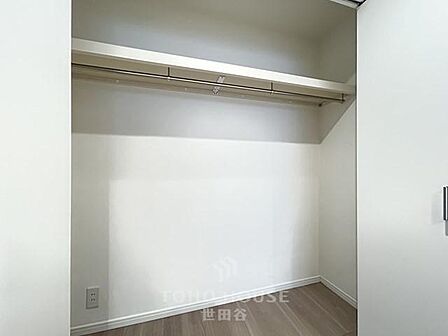 「すっきりとした空間を」居室に大きなクローゼットを設けることにより、有効的な室内を造り上げております。