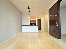 木のぬくもりが感じられるナチュラルな雰囲気に仕上がった室内(CG加工有)