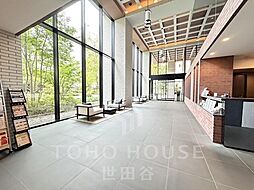 街の喧噪を忘れさせる、優雅で気品に満ちたエントランスホールです。