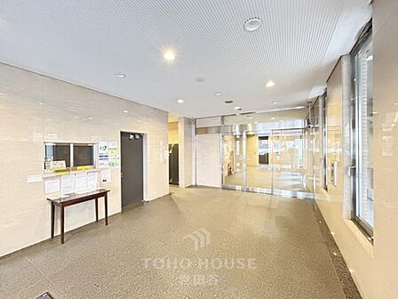 街の喧噪を忘れさせる、優雅で気品に満ちたエントランスホールです。