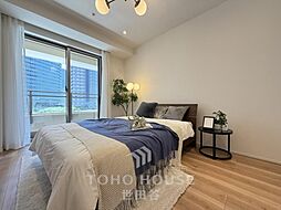 一日の中で多くの時間を過すことになる住まいだからこそ、いつも穏やかな空間であることが必然。爽やかな通風と採光を存分に感じる事が出来る居室です。