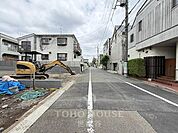 駅まで徒歩11分。建築条件なし・お好きなハウスメーカーで建築可能！南東向きで開放感のある売地です