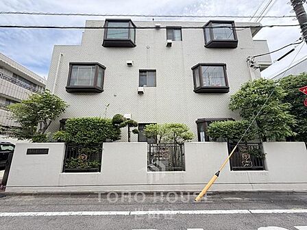 4LDK+2S。ゆとりを持って過ごせる3階建て邸宅。駅まで徒歩6分です。是非お気軽にお問い合わせください。