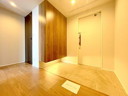 上質感漂う玄関です。居住者の帰り、訪れる方を優しく迎える・安らぎに満ちた生活を予感させます。
