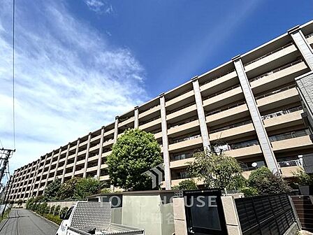 駅まで徒歩2分。オートロック・宅配ボックス付き。是非お気軽にお問い合わせください。