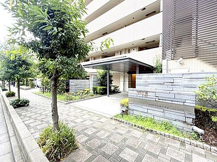 忙しく過ぎゆく日常を置き去るほど、ゆったりした時間が流れる住環境です。「快適」は「家」と「街」と「環境」が調和した時に訪れるのだと改めて感じさせてくれます。
