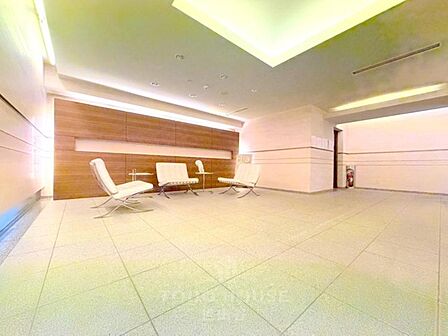 家族をあたたかく迎え入れてくれるエントランス。自分の家に帰ってきたときの安心感、お子様にとっての「実家」としての安心感…末永く時を刻む邸宅…フィーリングを確かめてみてください。