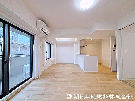 明るいリビングで寛ぐ新しい生活をスタートさせてみませんか。