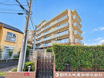 外観：小田急線、南武線「登戸」駅まで徒歩11分！ 忙しい朝や遅い帰宅時にも嬉しいですよね！