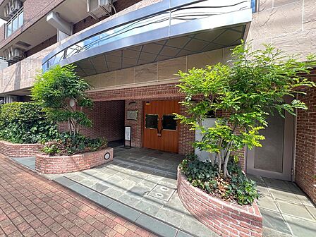 2000年11月築、山田建設株式会社施工の「マイキャッスル碑文谷」。東急東横線「学芸大学」駅まで徒歩約12分。落ち着いた住環境と都心へのアクセスを兼ね備え、碑文谷エリアならではの暮らしやすさが魅力です