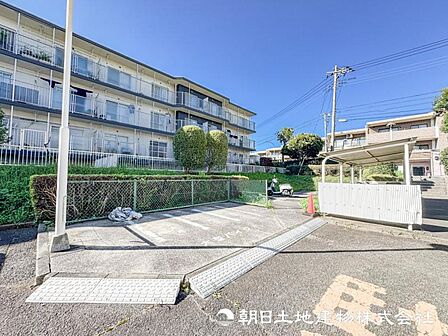 【外観】表現された空間は豊かな光と風を纏い、暮らしの時間を豊かにしてくれます。デザインされた空間と競い合うかのような充実した建物設備も家族の時間を彩ってくれることでしょう。
