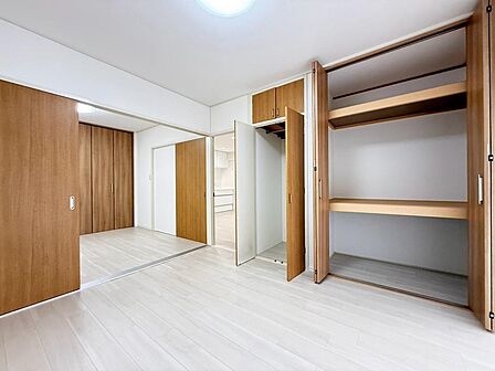 窓から差し込む光が優しく包み込む洋室。(2026年9月撮影)